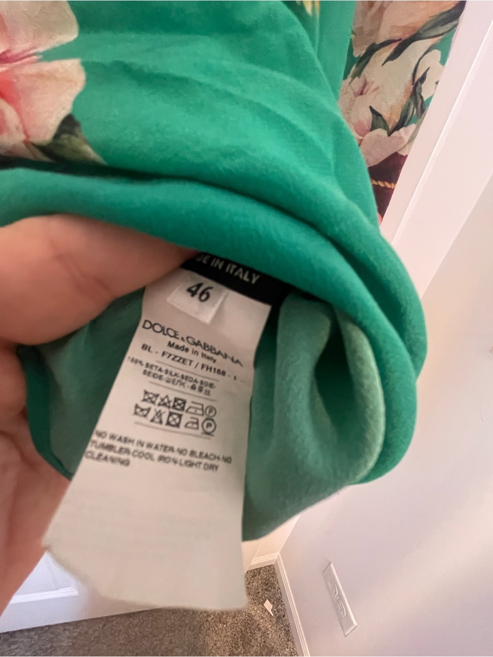 Rare & Iconic Dolce & Gabbana Green Silk "Bengal Cat & Peonies" Blouse - Picture 5 of 10
